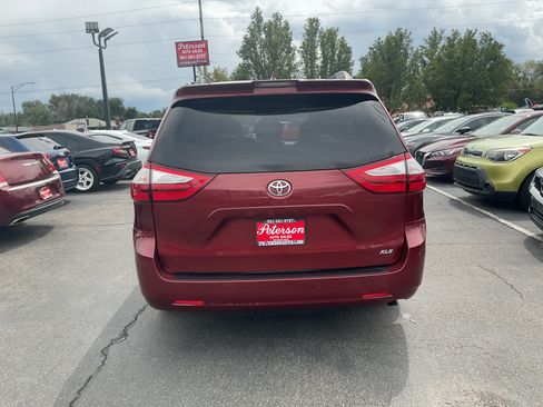 Used 2018 Toyota Sienna XLE w/ XLE Navigation Package FWD image 8