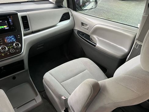 Used 2017 Toyota Sienna L image 18