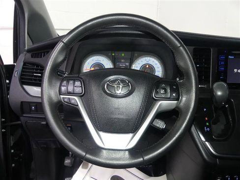 Used 2017 Toyota Sienna SE Premium image 29