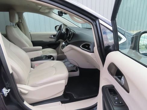Used 2021 Chrysler Pacifica Touring-L AWD/4WD image 23