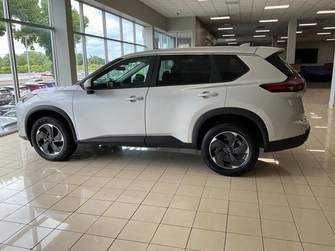Used 2024 Nissan Rogue SV AWD/4WD image 5