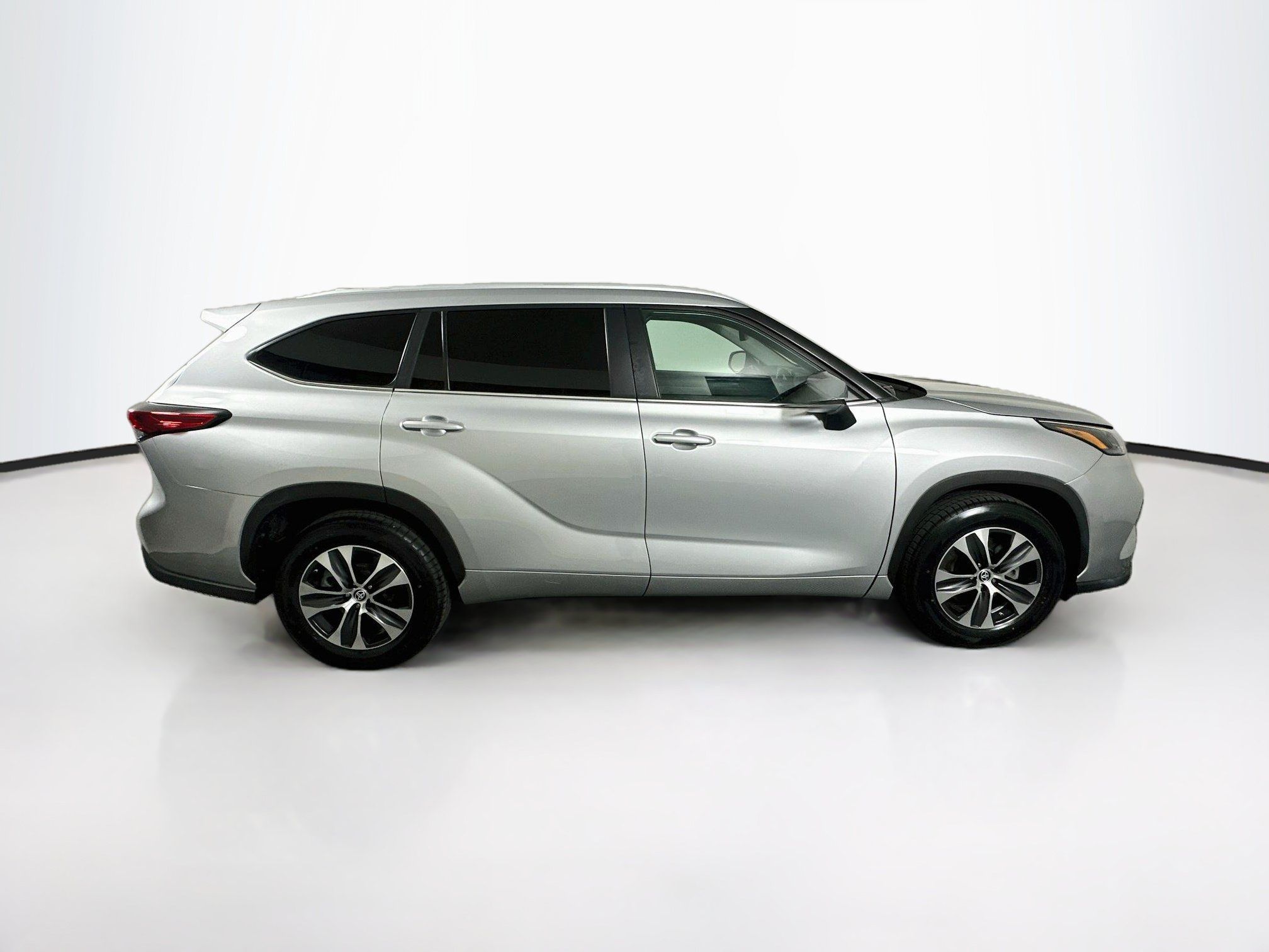 Used 2023 Toyota Highlander XLE FWD image 10