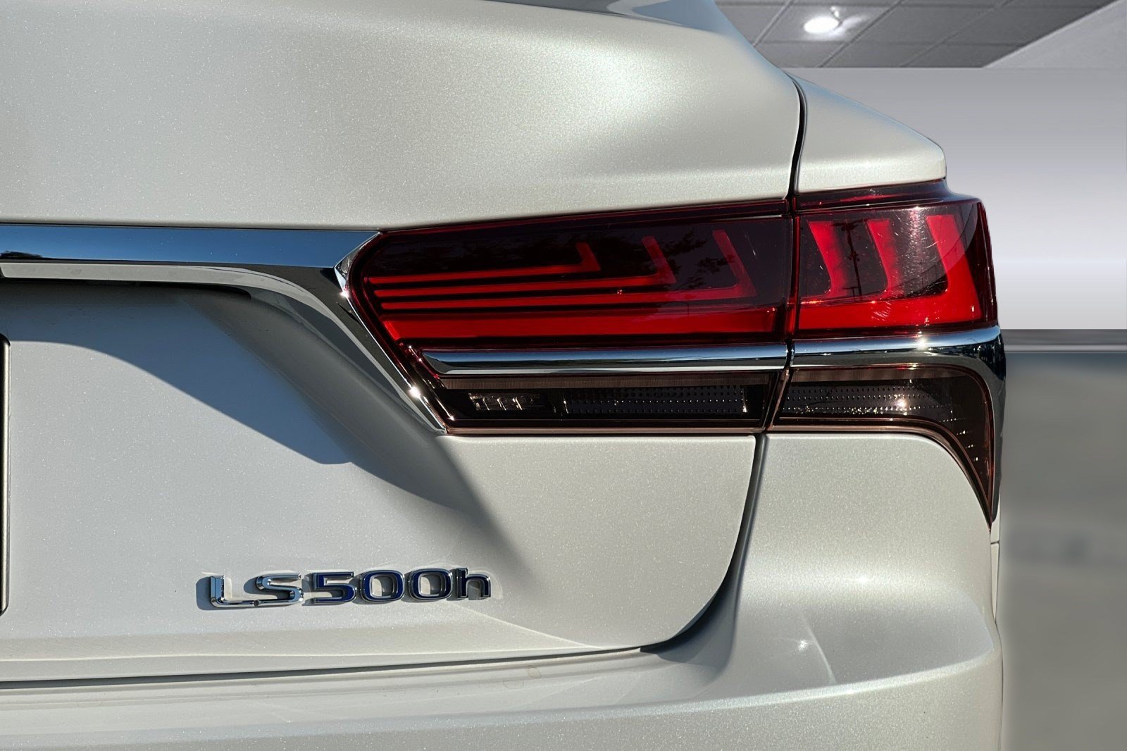 Used 2020 Lexus LS 500h w/ Luxury Package RWD image 27