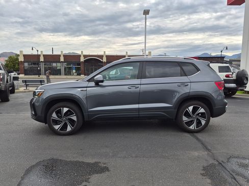 Used 2024 Volkswagen Taos SE w/ Panoramic Sunroof Package AWD/4WD image 9