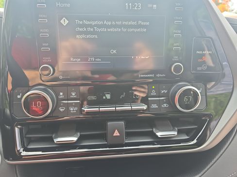 Used 2020 Toyota Highlander XLE AWD/4WD image 25