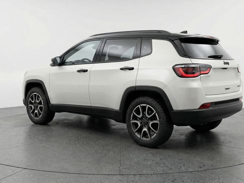Used 2025 Jeep Compass Trailhawk AWD/4WD image 6