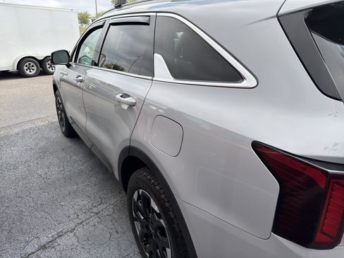 Used 2024 Kia Sorento S w/ Panoramic Sunroof Package image 12