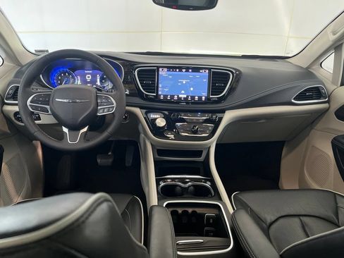 Used 2023 Chrysler Pacifica Limited FWD image 31