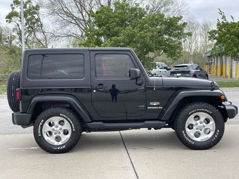 Used 2015 Jeep Wrangler Sahara AWD/4WD image 6