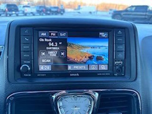 Used 2014 Chrysler Town & Country Touring-L image 10