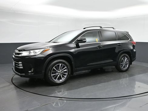Used 2019 Toyota Highlander XLE image 3
