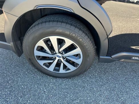 Used 2023 Subaru Outback Premium image 5