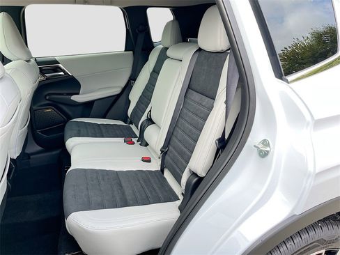 New 2025 Mitsubishi Outlander SE image 26