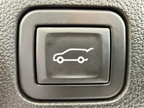 Used 2023 GMC Yukon XL Denali image 12