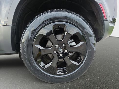 Certified 2025 Land Rover Defender 110 S AWD/4WD image 33