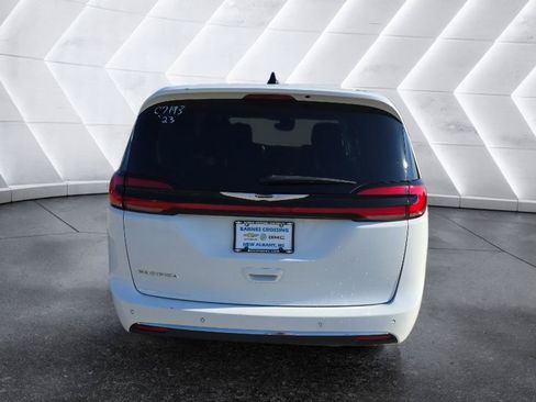 Used 2023 Chrysler Pacifica Touring-L FWD image 6