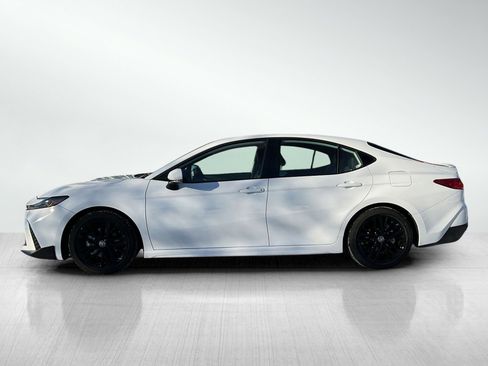 Used 2025 Toyota Camry SE image 2