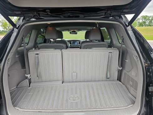 Used 2019 Toyota Highlander XLE FWD image 23