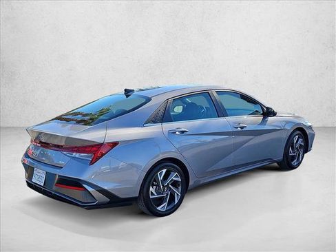 Used 2025 Hyundai Elantra Limited image 5