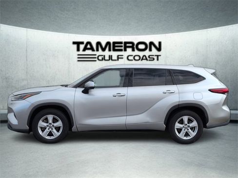 Used 2021 Toyota Highlander LE image 2