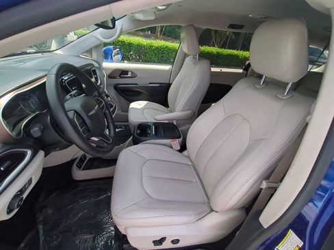 Used 2019 Chrysler Pacifica Touring-L w/ Tire & Wheel Group FWD image 16