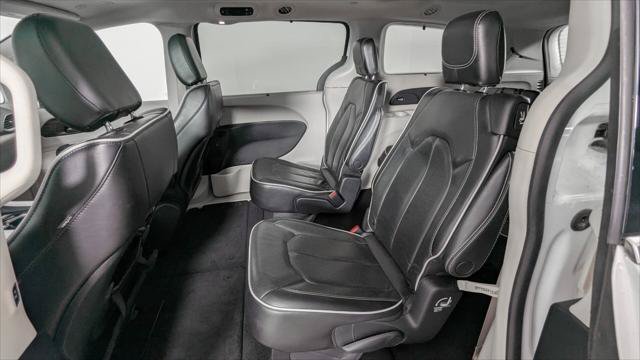 Used 2023 Chrysler Pacifica Limited FWD image 17