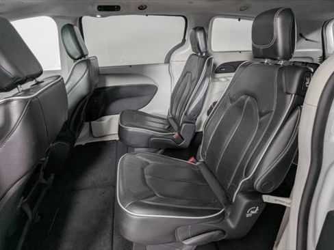 Used 2023 Chrysler Pacifica Limited FWD image 17