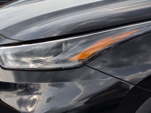Used 2021 Toyota Highlander XLE FWD image 11