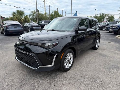 Used 2024 Kia Soul LX w/ Option Group 015 FWD image 3