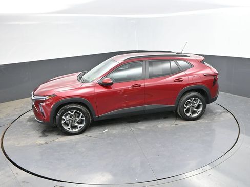 Used 2025 Chevrolet Trax LT FWD image 26