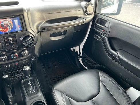 Used 2017 Jeep Wrangler Unlimited Sahara image 41