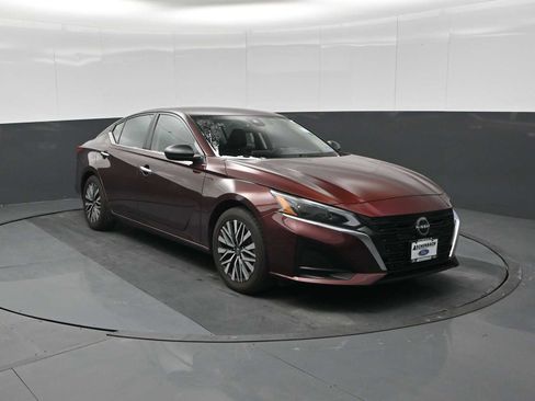 Used 2024 Nissan Altima 2.5 SV image 2