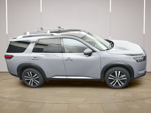 Certified 2025 Nissan Pathfinder Platinum w/ Cargo Package FWD image 36