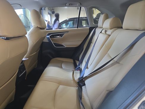 Used 2019 Toyota RAV4 XLE w/ Convenience Package FWD image 15