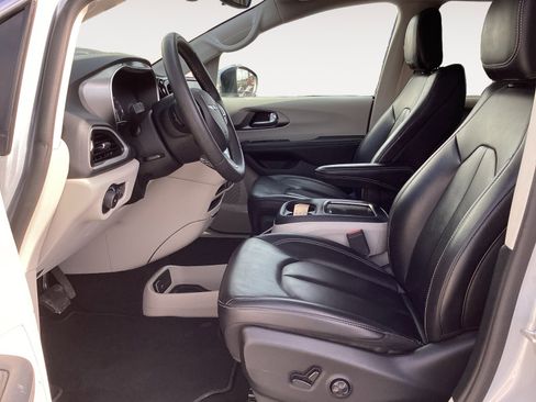 Used 2023 Chrysler Pacifica Touring-L image 28