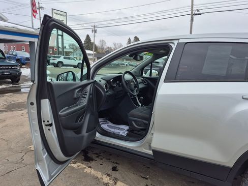 Used 2022 Chevrolet Trax LS w/ Tint and Cruise Package image 9