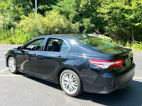 Used 2020 Toyota Camry XLE FWD image 3