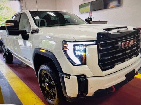 Used 2025 GMC Sierra 2500 AT4 AWD/4WD image 3