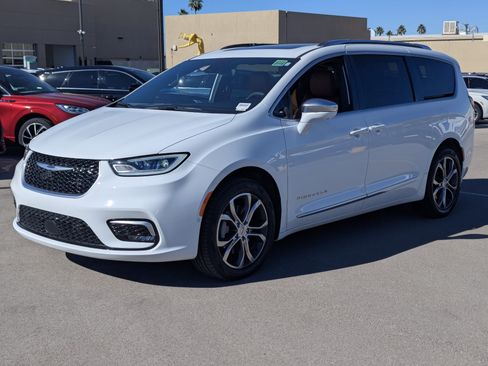 Used 2024 Chrysler Pacifica Pinnacle w/ Trailer Tow Group image 5