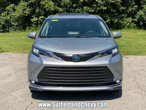 Used 2024 Toyota Sienna XLE AWD/4WD image 2
