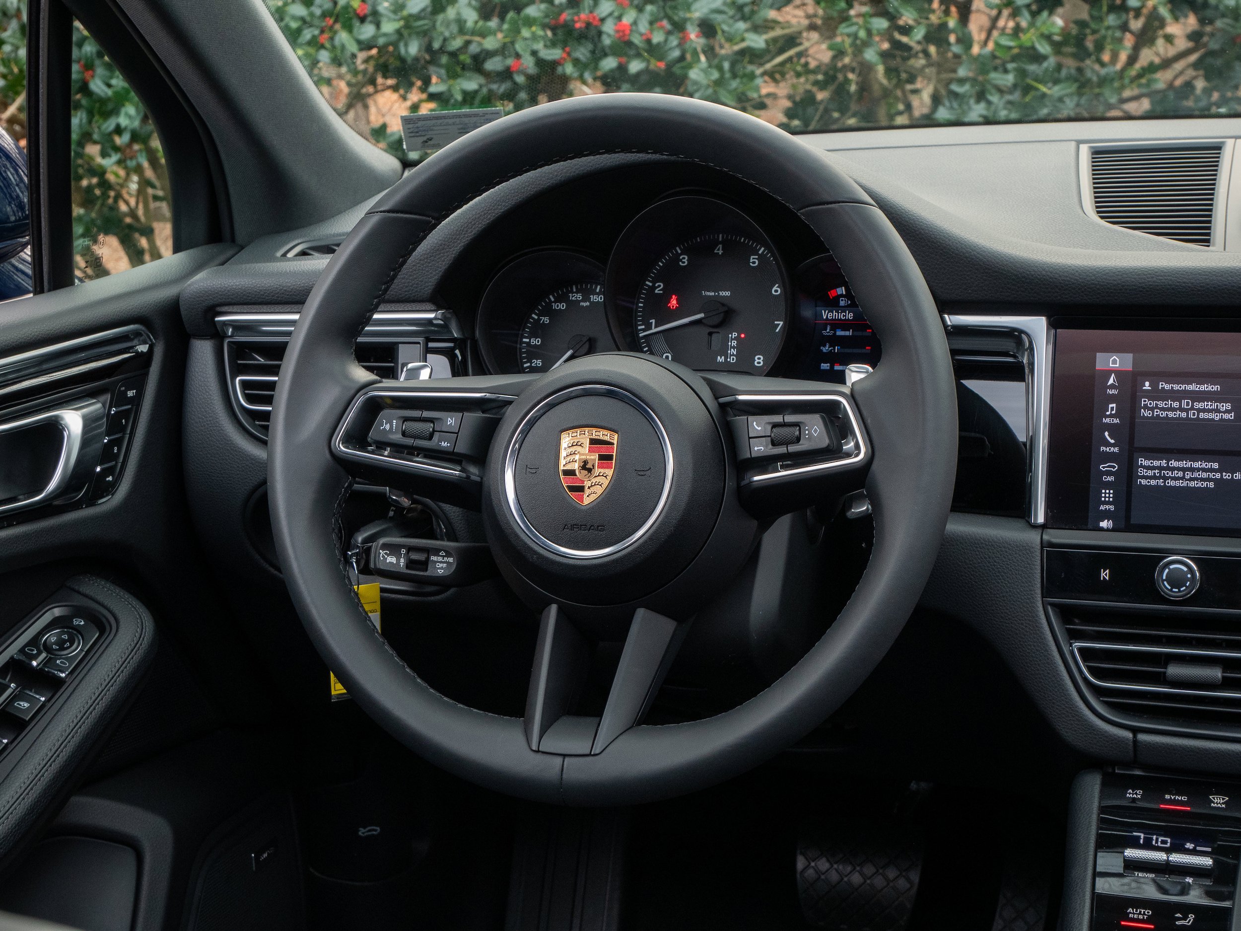Certified 2025 Porsche Macan AWD/4WD image 26