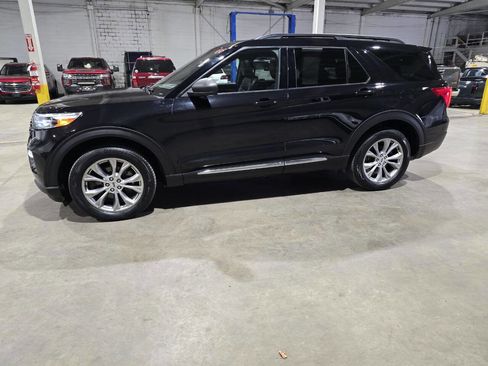 Used 2020 Ford Explorer XLT w/ Equipment Group 202A AWD/4WD image 3