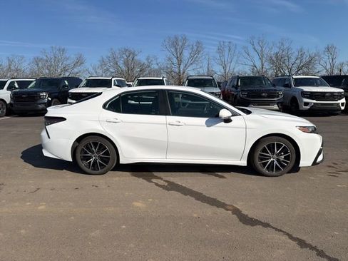 Used 2024 Toyota Camry SE image 5