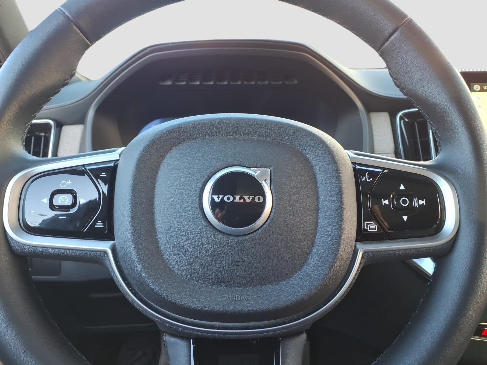 Used 2026 Volvo XC90 B6 Plus w/ Protection Package Premier AWD/4WD image 25