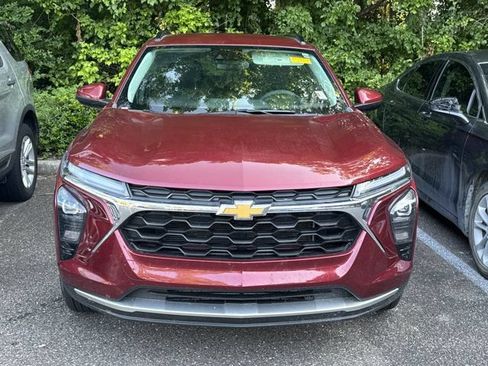 Used 2024 Chevrolet Trax LT w/ Driver Confidence Package FWD image 2