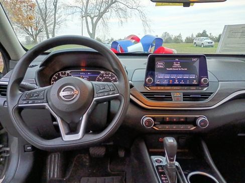 Used 2024 Nissan Altima 2.5 SV image 19