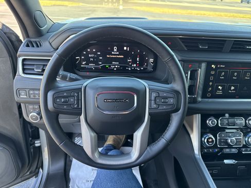 Used 2023 GMC Yukon Denali image 16