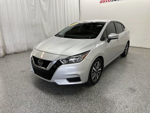 Used 2021 Nissan Versa SV image 3