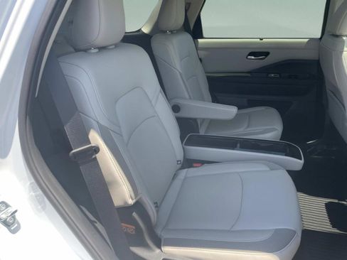 Used 2025 Nissan Pathfinder SL w/ SL Premium Package AWD/4WD image 16