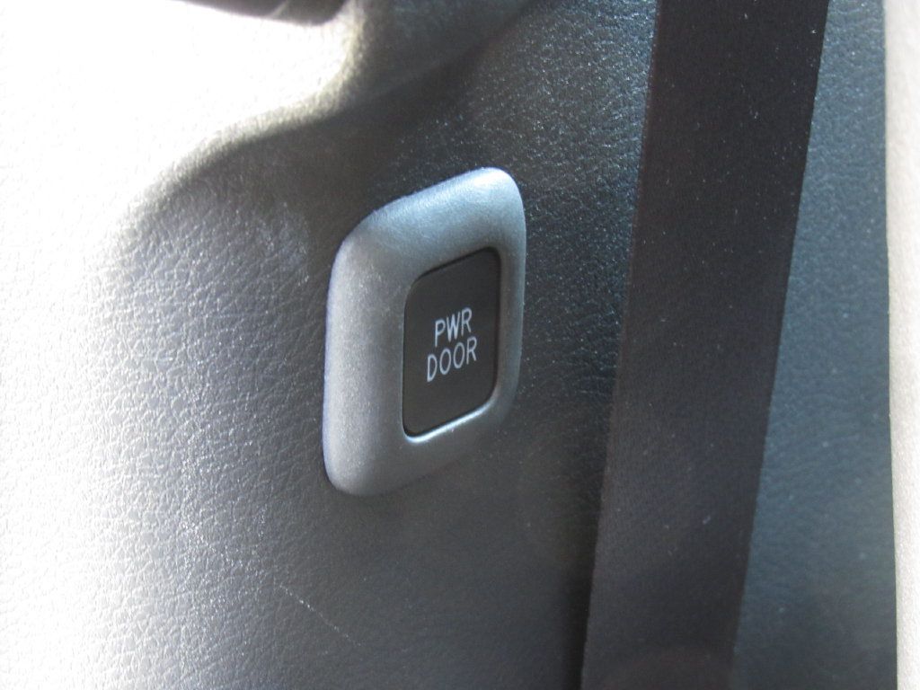 Used 2025 Toyota Sienna XSE AWD/4WD image 37